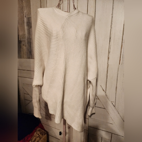 Free People over sized Asymmetrical Sweater - Picture 4 of 4